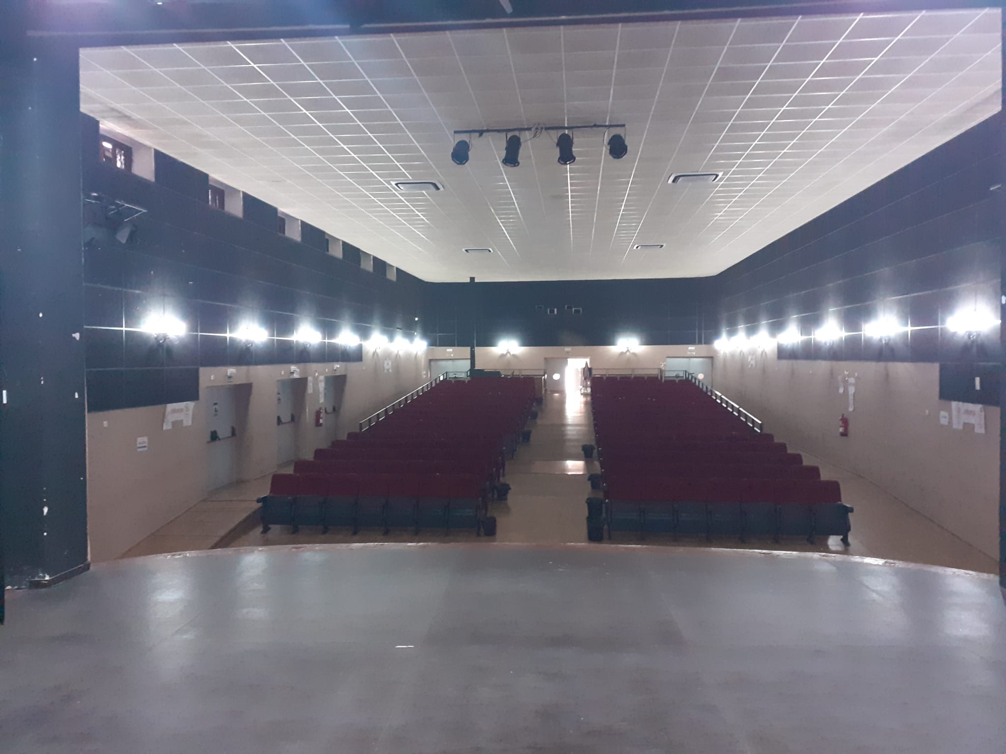 Vistas-del-escenario-del-Cine-Teatro-Hornachuelos